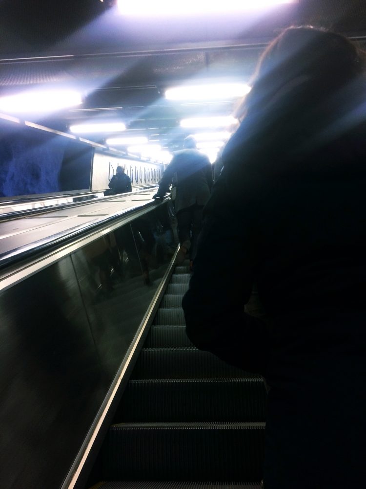 rulltrapporna upp från tunnelbanan